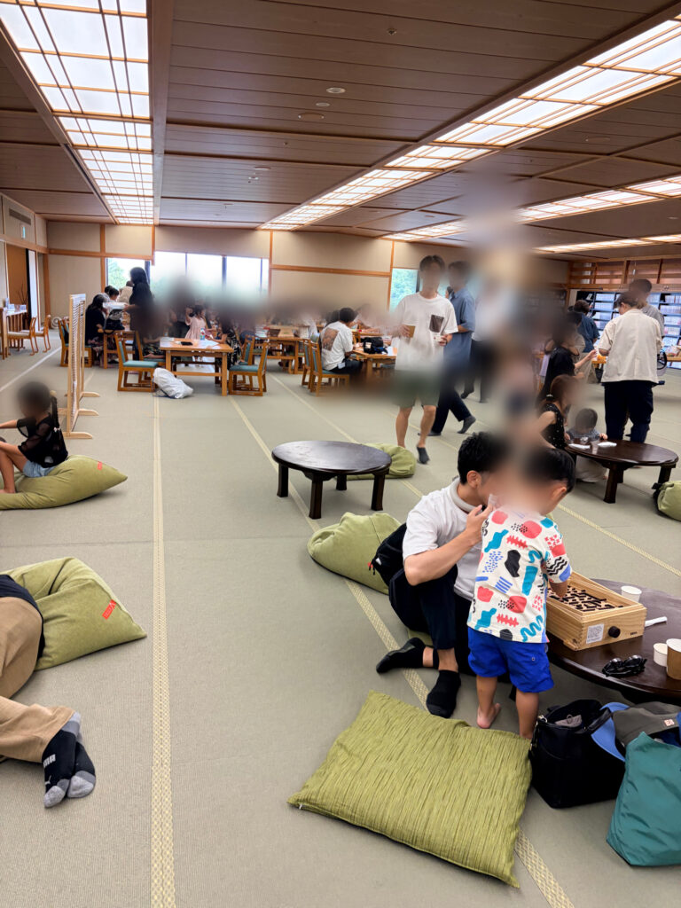 お座敷やテーブル席のある森のラウンジ